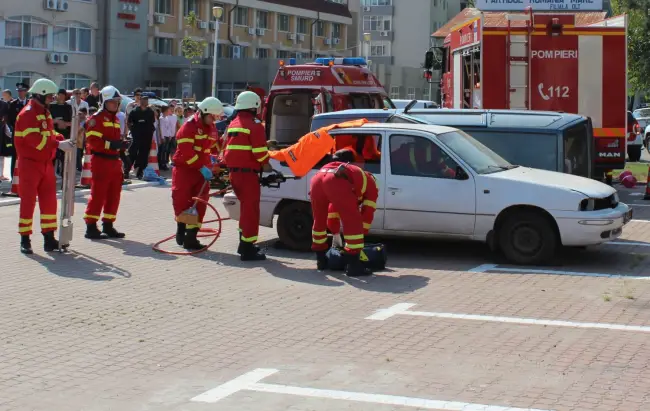 Foto FOTO. De ziua lor, pompierii olteni au demonstrat cum se intervine la un accident rutier cu victime încarcerate