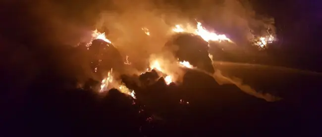 Foto FOTO&VIDEO. 20 de tone de furaje distruse într-un incendiu, la Vâlcele. Focul a fost pus intenţionat