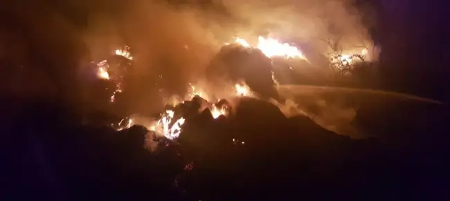 Foto FOTO&VIDEO. 20 de tone de furaje distruse într-un incendiu, la Vâlcele. Focul a fost pus intenţionat