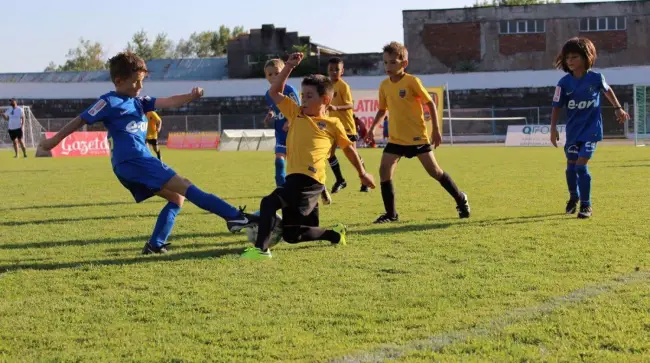 Foto Adrian Neaga se alătură Şcolii de Fotbal Athletic Slatina. „Îmi doresc să le împărtăşesc din experienţa mea de fotbalist”