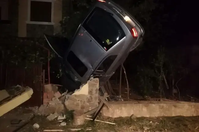 Foto FOTO&VIDEO. Accident spectaculos. Trei tineri din Curtișoara au rămas cu mașina suspendată într-un gard