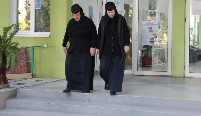 Foto FOTO. Măicuţele de la mănăstirile din Slatina au votat, sâmbătă dimineaţa, la referendum