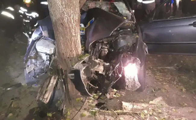 Foto FOTO&VIDEO. Trei persoane rănite, după ce mașina lor a lovit un copac