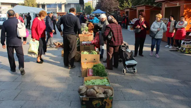 Foto FOTO. Start la ediţia a doua a Zilei Recoltei. Aproximativ 140 de producători agricoli din judeţ, pe Esplanada Slatina