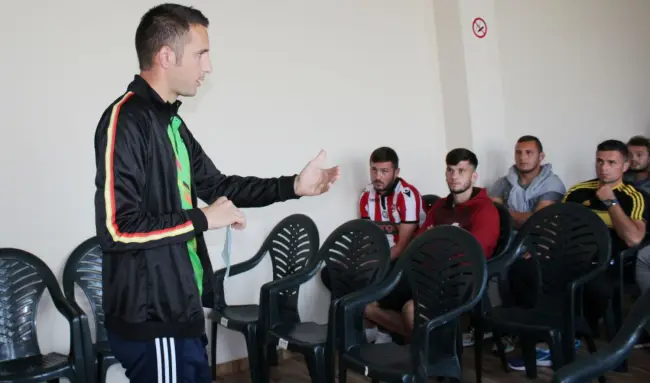 Foto Arbitrul divizionar B, Doru Zamfir, le-a prezentat fotbaliştilor de la CSM Slatina regulile jocului