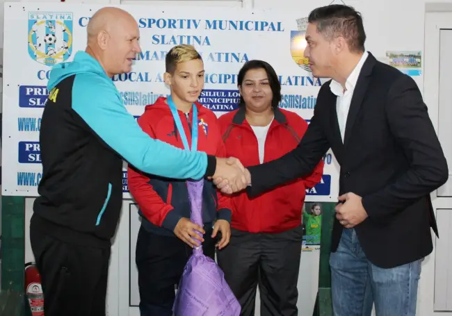 Foto FOTO. Lacrimi de bucurie pentru pugilista de la CSM Slatina, Alexandra Gheorghe. „Sunt înconjurată de oameni care mă susţin”