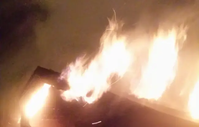Foto FOTO&VIDEO. Incendiu la o casă nelocuită din Slatina. Incendiul a pornit de la o lumânare aprinsă de oameni ai străzii adăpostiţi în imobil