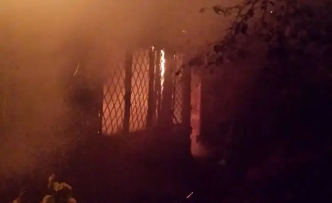 Foto FOTO&VIDEO. Incendiu la o casă nelocuită din Slatina. Incendiul a pornit de la o lumânare aprinsă de oameni ai străzii adăpostiţi în imobil