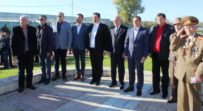 Foto FOTO. Ziua Armatei a fost marcată la statuia Ecaterinei Teodoroiu de la intrarea în Slatina