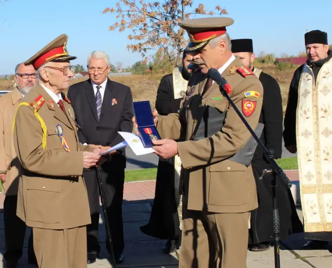 Foto FOTO. Ziua Armatei a fost marcată la statuia Ecaterinei Teodoroiu de la intrarea în Slatina
