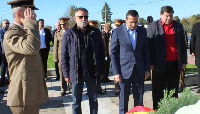 Foto FOTO. Ziua Armatei a fost marcată la statuia Ecaterinei Teodoroiu de la intrarea în Slatina