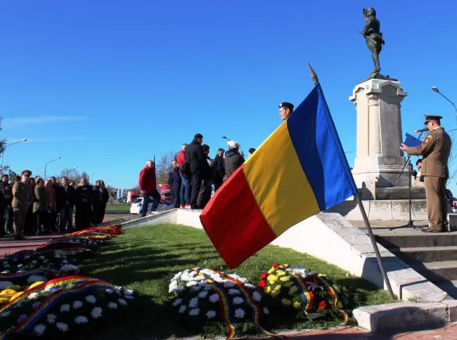 Foto FOTO. Ziua Armatei a fost marcată la statuia Ecaterinei Teodoroiu de la intrarea în Slatina