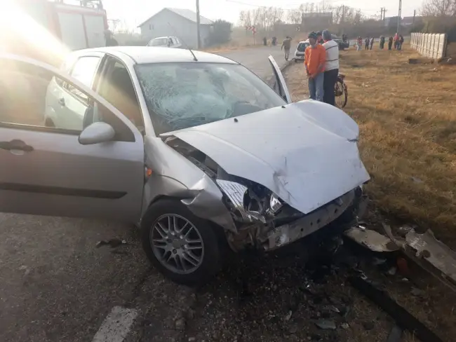 Foto FOTO&VIDEO. Accident la Studinița. Două persoane au ajuns la spital