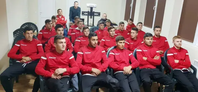 Foto Pentru a evita sancţiunile disciplinare, arbitrul Doru Zamfir le-a prezentat jucătorilor Under 19, de la CSM Slatina, regulile jocului