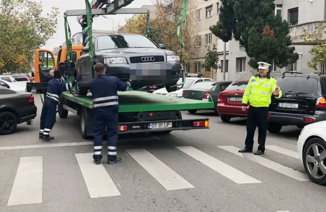Foto Nesimţirea, sancţionată drastic. Autoturism parcat pe o trecere de pietoni din Slatina, ridicat de autorităţi