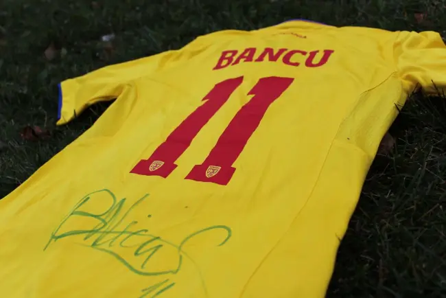 Foto Fii tu câştigătorul tricoului purtat de internaţionalul român, Nicuşor Bancu, în meciul cu Finlanda!