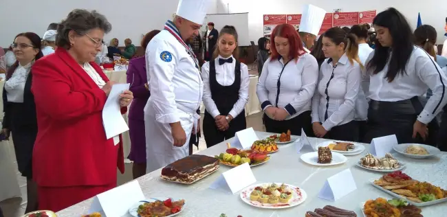 Foto Chefi de renume, juraţi la concursul culinar de la Liceul „Petre S. Aurelian” Slatina