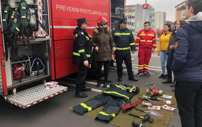 Foto FOTO. Marți, 13 - Ziua Informării Preventive. Oltenii au aflat de la pompieri cum să nu devină victime ale unor situaţii de urgenţă
