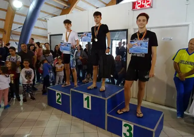 Foto FOTO. Câştigătorii concursului de înot „Cupa Slatinei”, recompensaţi cu rucsacuri, prosoape de baie şi ochelari de înot