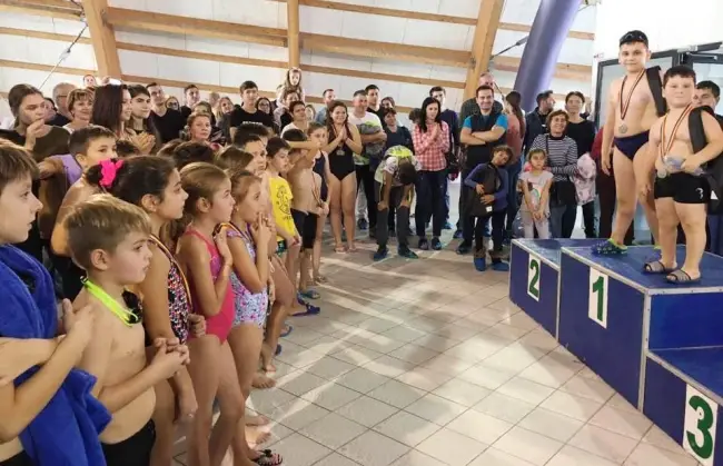Foto FOTO. Câştigătorii concursului de înot „Cupa Slatinei”, recompensaţi cu rucsacuri, prosoape de baie şi ochelari de înot