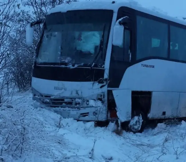 Foto  Microbuz implicat într-un accident, la ieşirea din Slatina spre Brebeni. Două persoane au ajuns la spital