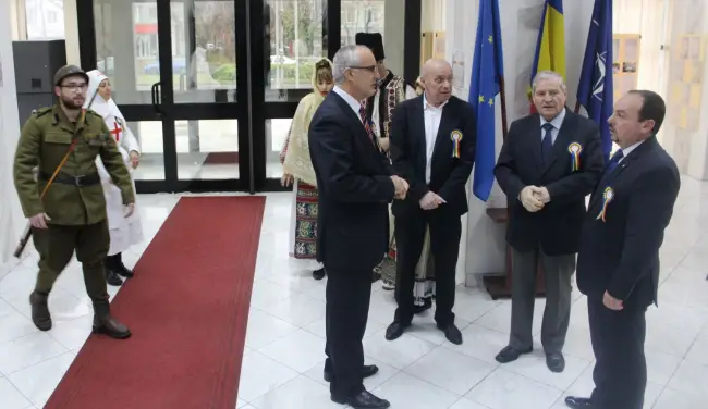 Foto FOTO. Expoziţie la Prefectura Olt, prin care este redat calvarul trăit de populaţia judeţului în anii Războiului 