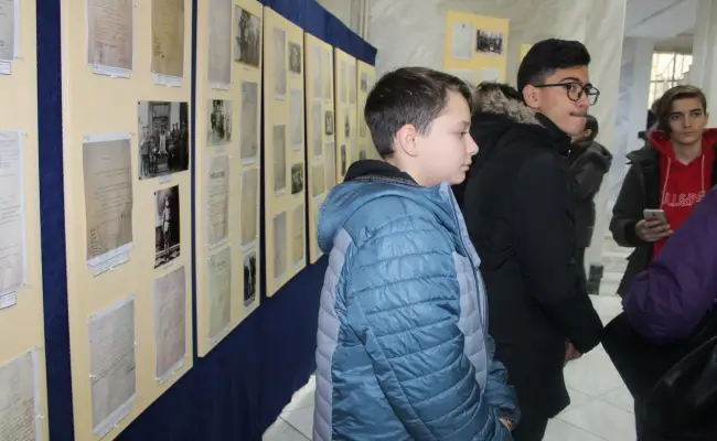 Foto FOTO. Expoziţie la Prefectura Olt, prin care este redat calvarul trăit de populaţia judeţului în anii Războiului 