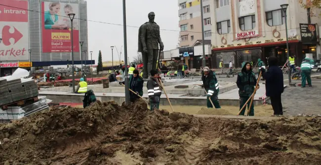 Foto FOTO. Statuia domnitorului A.I. Cuza din Slatina, amplasată pe noul soclu