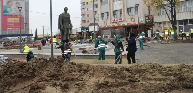 Foto FOTO. Statuia domnitorului A.I. Cuza din Slatina, amplasată pe noul soclu