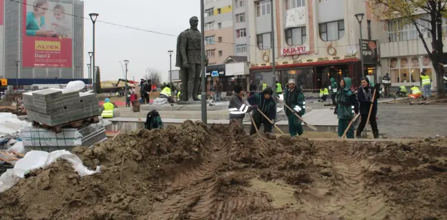 Foto FOTO. Statuia domnitorului A.I. Cuza din Slatina, amplasată pe noul soclu