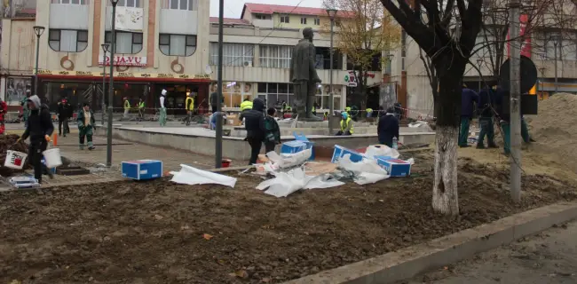 Foto FOTO. Statuia domnitorului A.I. Cuza din Slatina, amplasată pe noul soclu