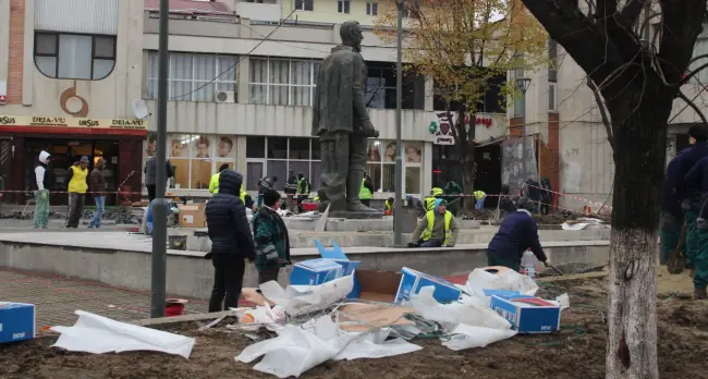 Foto FOTO. Statuia domnitorului A.I. Cuza din Slatina, amplasată pe noul soclu