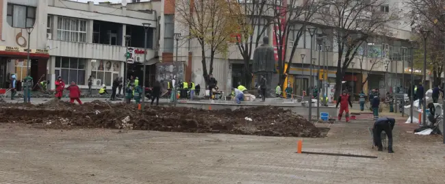 Foto FOTO. Statuia domnitorului A.I. Cuza din Slatina, amplasată pe noul soclu