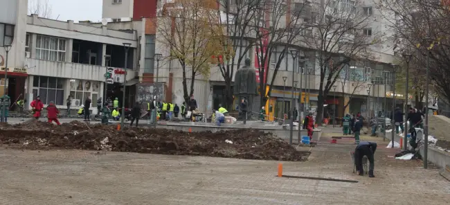 Foto FOTO. Statuia domnitorului A.I. Cuza din Slatina, amplasată pe noul soclu