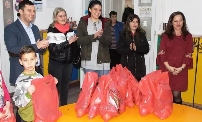 Foto FOTO. TSD Caracal, cadouri pentru copiii de la Centrul de zi din localitate