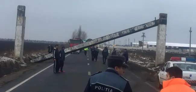 Foto Trafic blocat pe DN 64, la intrarea în Caracal, după ce un TIR a agăţat limitatorul de înălţime