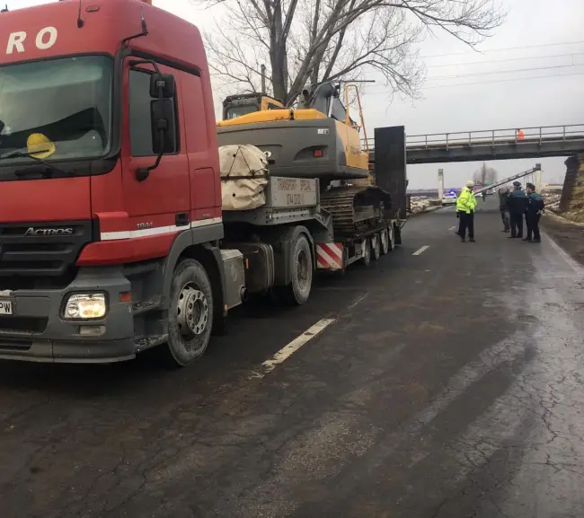 Foto Trafic blocat pe DN 64, la intrarea în Caracal, după ce un TIR a agăţat limitatorul de înălţime