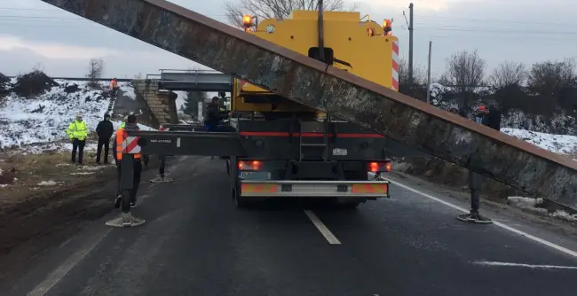 Foto Trafic blocat pe DN 64, la intrarea în Caracal, după ce un TIR a agăţat limitatorul de înălţime