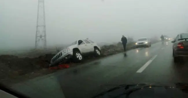 Foto FOTO. Accidente în lanţ, din cauza poleiului, între Slatina şi Brebeni. O maşină s-a răsturnat