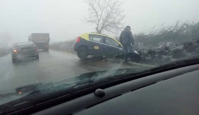 Foto FOTO. Accidente în lanţ, din cauza poleiului, între Slatina şi Brebeni. O maşină s-a răsturnat