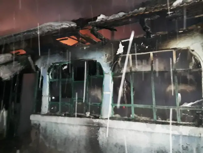 Foto FOTO&VIDEO. Incendiu de proporţii la o casă din comuna Movileni