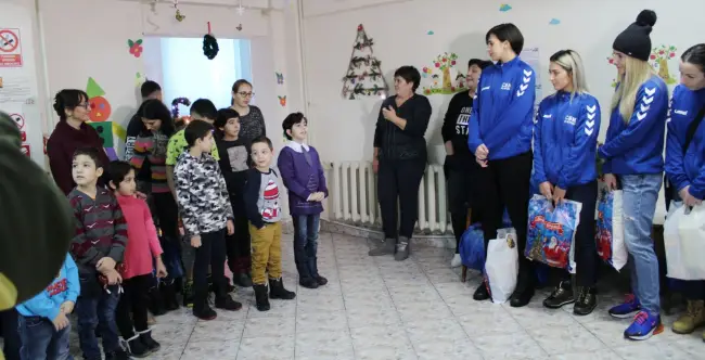 Foto FOTO. Handbalistele slătinene aduc, an de an, zâmbete pe chipurile copiilor cu nevoi speciale