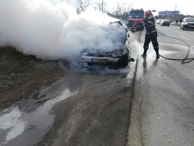 Foto VIDEO. Un autoturism a luat foc, în mers, la Găneasa
