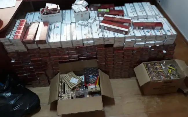 Foto FOTO. Sute de mii de lei şi mii de euro, găsiţi în urma unor percheziţii la contrabandişti de ţigări din trei localităţi oltene