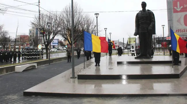 Foto FOTO. Unirea Principatelor Române, marcată la Slatina în ciuda ploii şi a vântului 