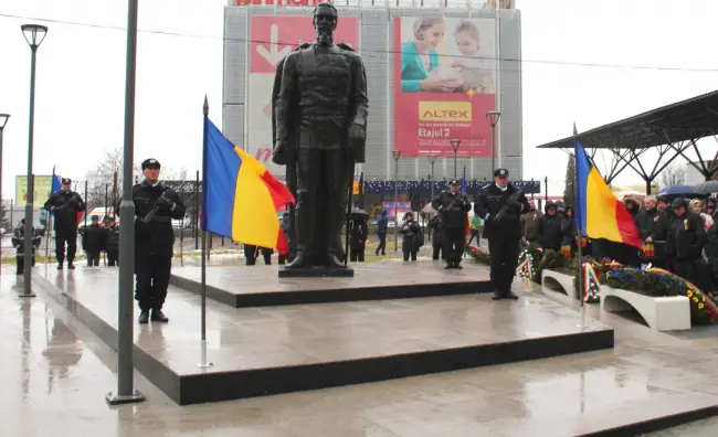 Foto FOTO. Unirea Principatelor Române, marcată la Slatina în ciuda ploii şi a vântului 