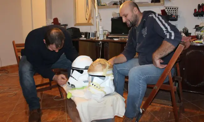 Foto Pasiune transformată în afacere. Virgil şi Dorin fac căşti Star Wars, în subsolul unei clădiri din Slatina, cu ajutorul unei imprimante 3D