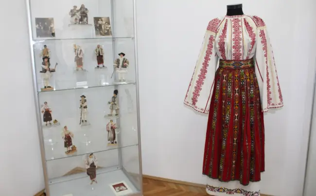 Foto FOTO. Expoziţie inedită la Muzeul Judeţean Olt. Sute de păpuşi în costume tradiţionale din toate zonele ţării