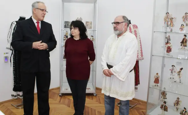 Foto FOTO. Expoziţie inedită la Muzeul Judeţean Olt. Sute de păpuşi în costume tradiţionale din toate zonele ţării