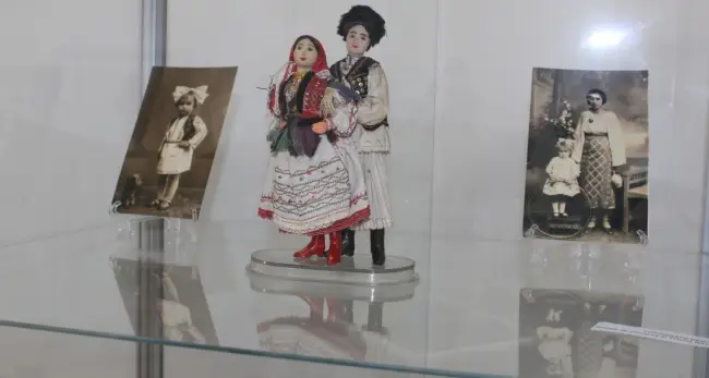 Foto FOTO. Expoziţie inedită la Muzeul Judeţean Olt. Sute de păpuşi în costume tradiţionale din toate zonele ţării